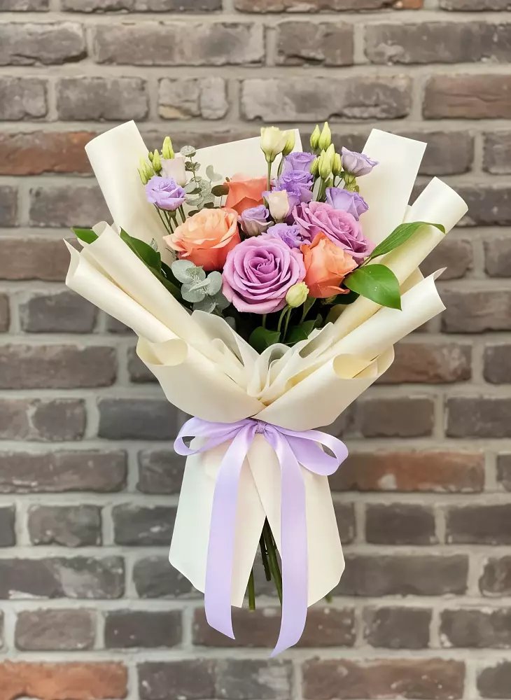 Букет цветов из: Лизиантусы и Розы в Дурнихе