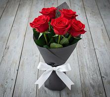 Букет 5 Красных роз Эдлесс Лав в Дурнихе
