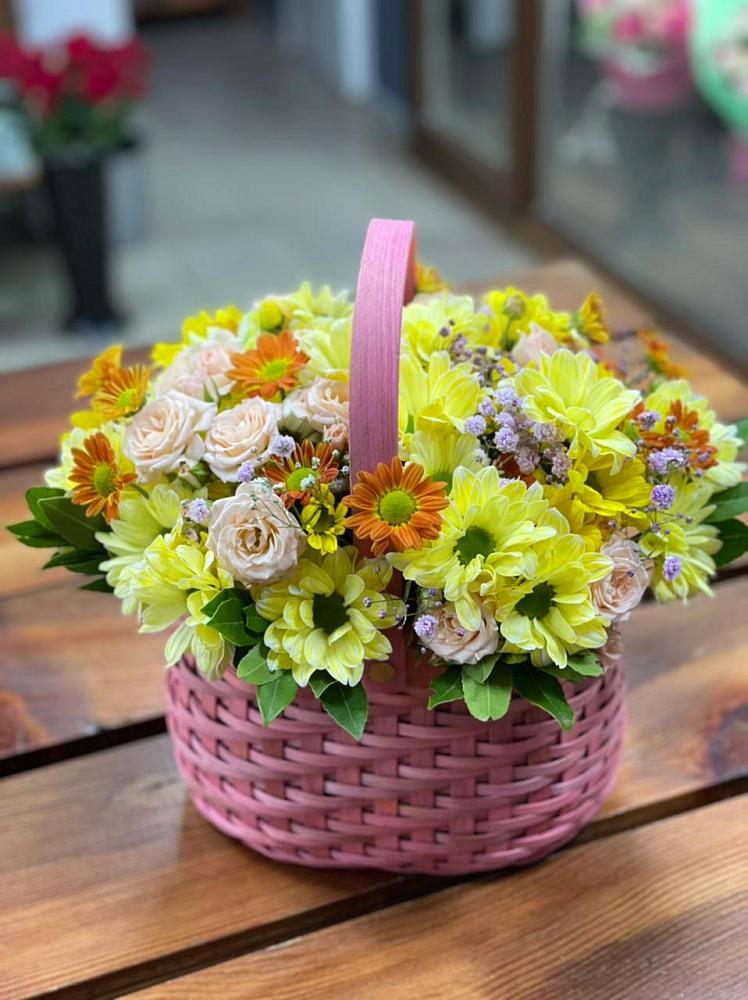 Цветочная композиция из Хризантемы и Розы в корзине в Дурнихе