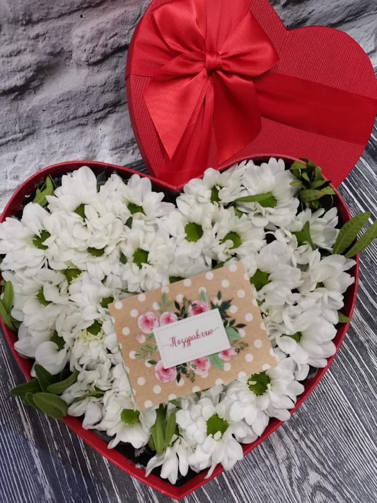 Цветочная композиция из Хризантемы в виде сердца в Дурнихе