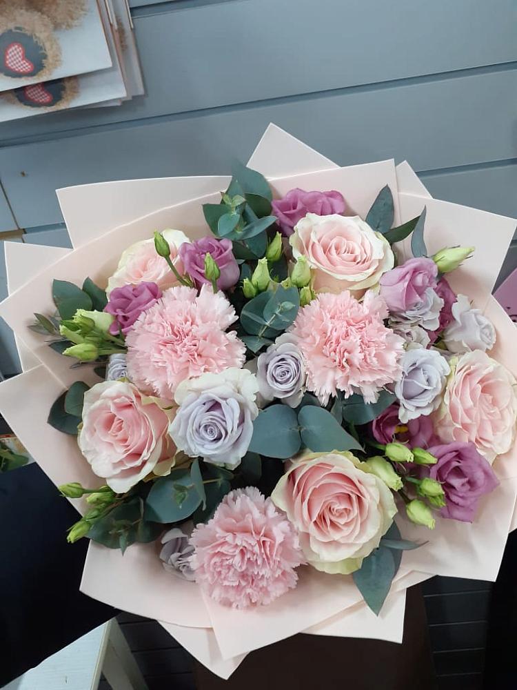 Букет цветов из: Розы, Гвоздики и Лизиантусы в Дурнихе